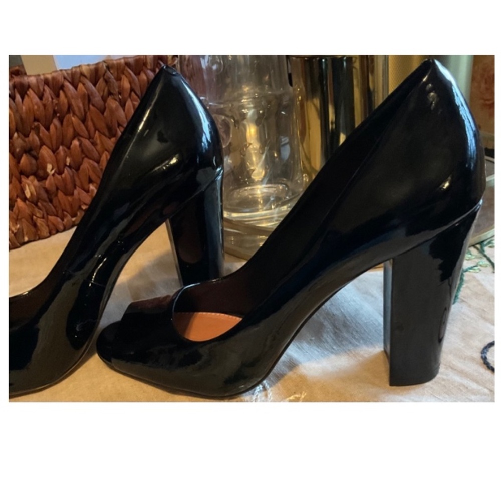 VINCE CAMUTO PEEP TOE PATENT LEATHER PUMPS WORN ONLY ONCE- LIKE NEW